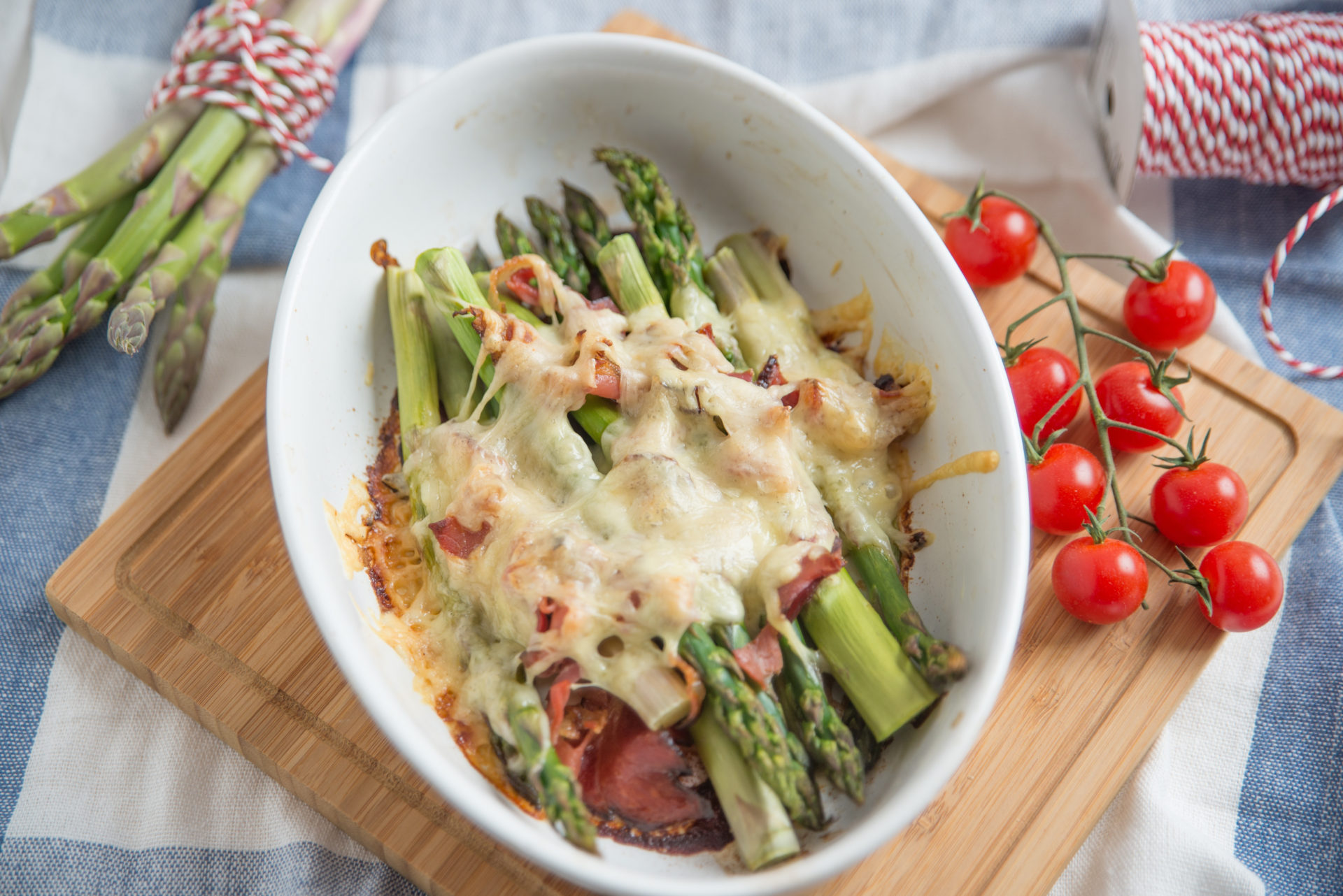 Überbackene Spargel-Schinkenrollen mit Tomate und Spinat - Landgemachtes