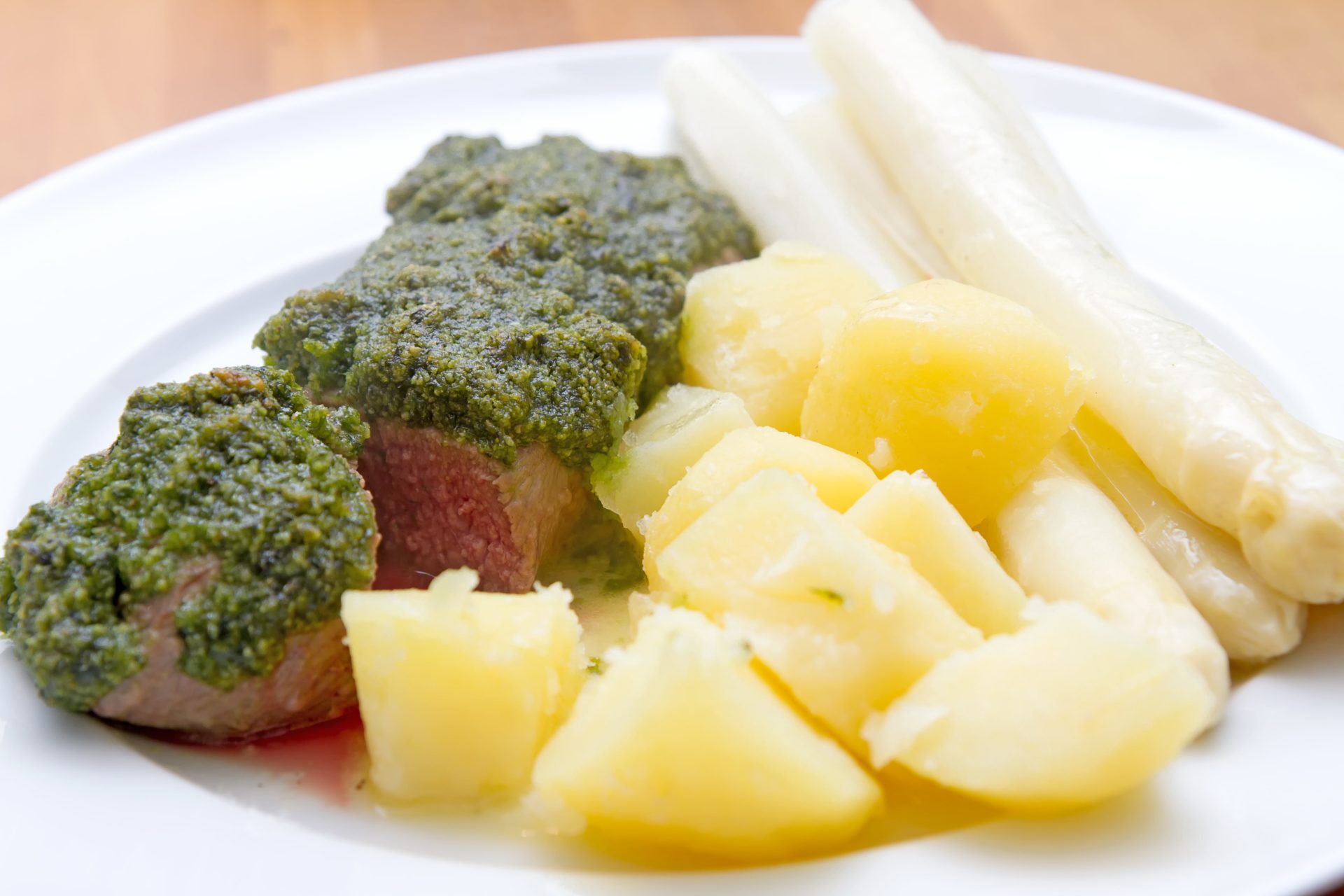 Lammfilet Mit Spargel Und Bärlauchpesto - Landgemachtes