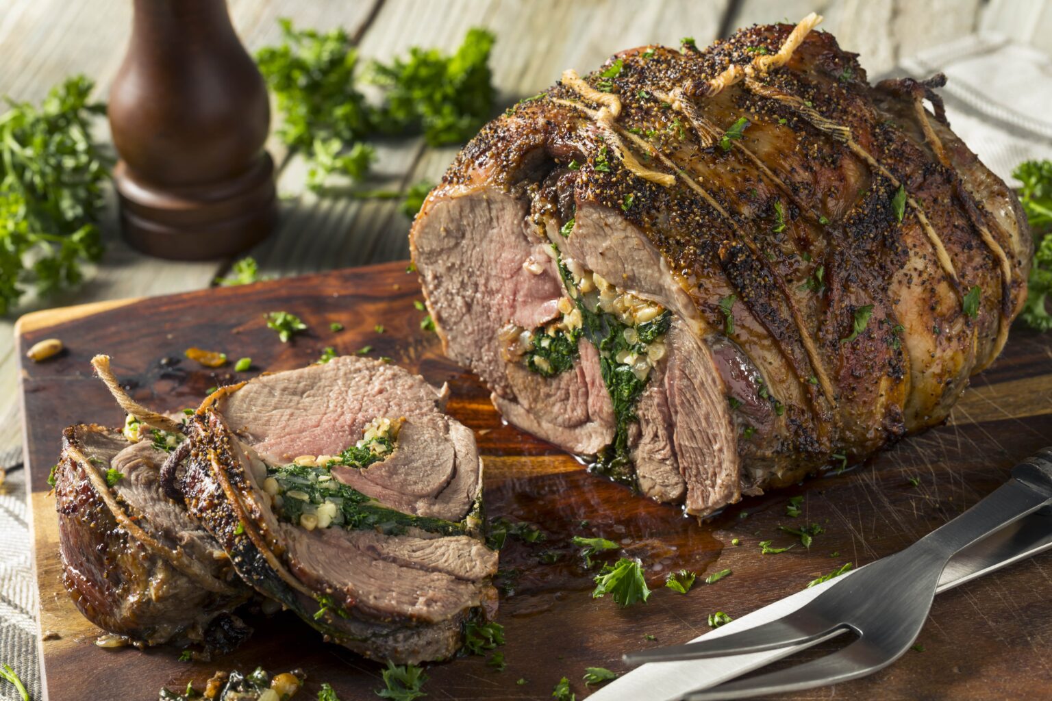 Gefüllte Lammkeule mit Frischkäse und Spinat - Landgemachtes