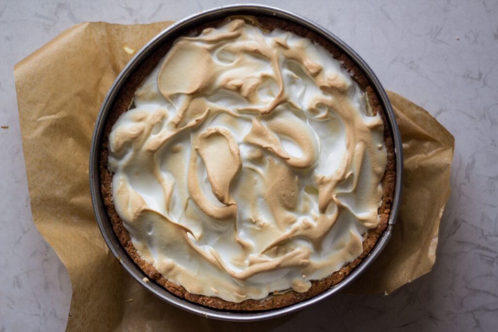 Serviervorschlag Schneemoussetorte mit Rhabarber