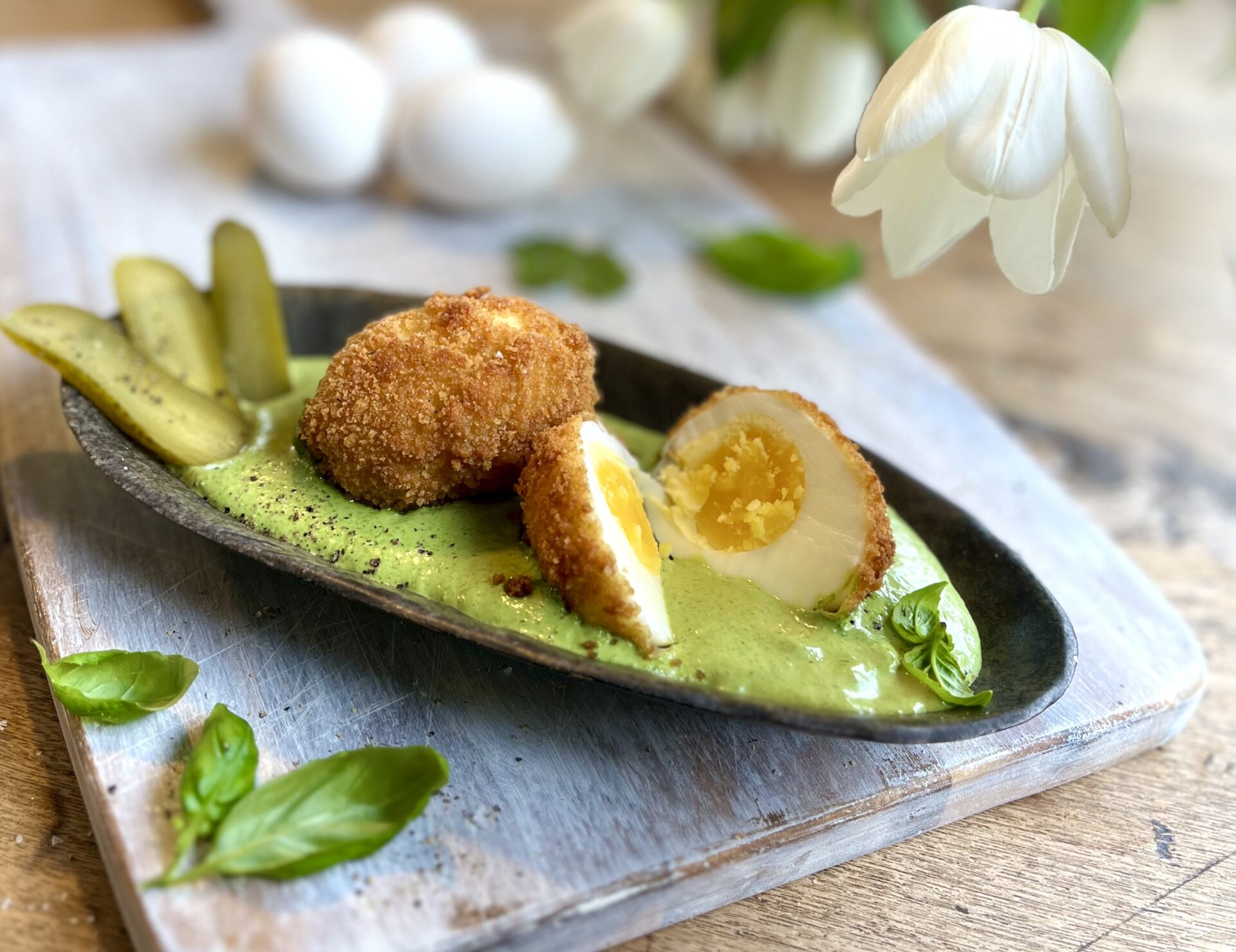 Knusprige Eier mit grüner Kräutersauce - Landgemachtes