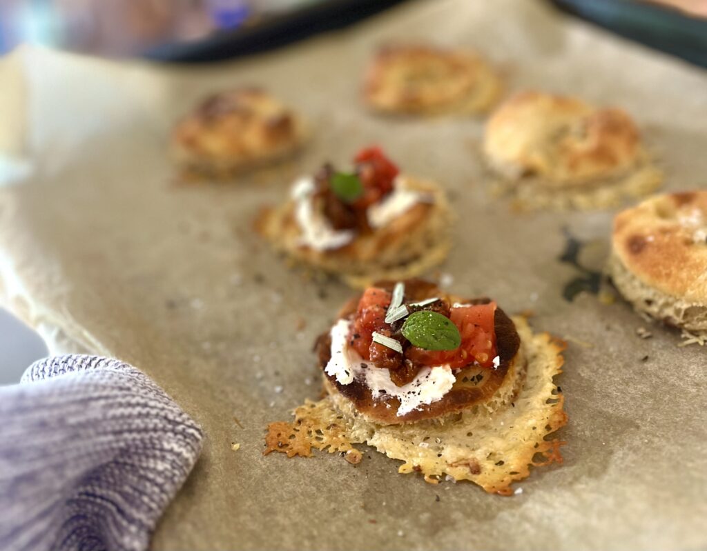 Mini-Pinsas mit Käsekruste