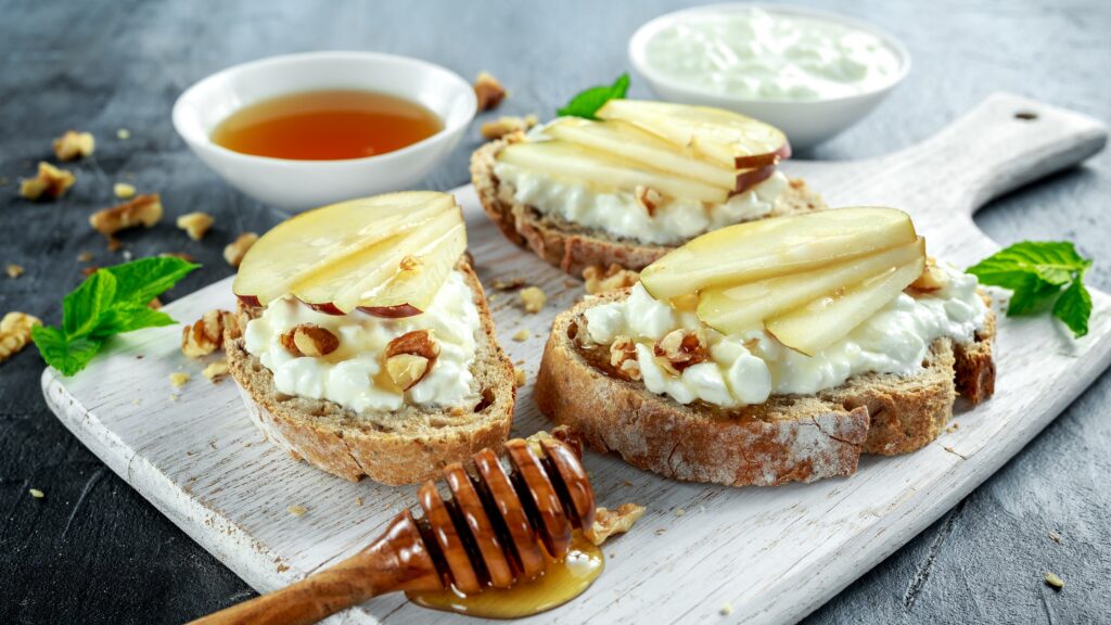 Bruschetta mit Hüttenkäse und Birne