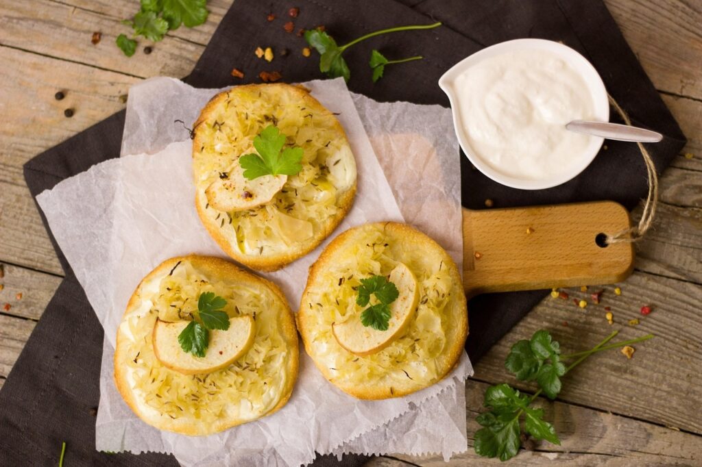 Sauerkraut-Flammkuchen mit Apfel und Créme Fraíche