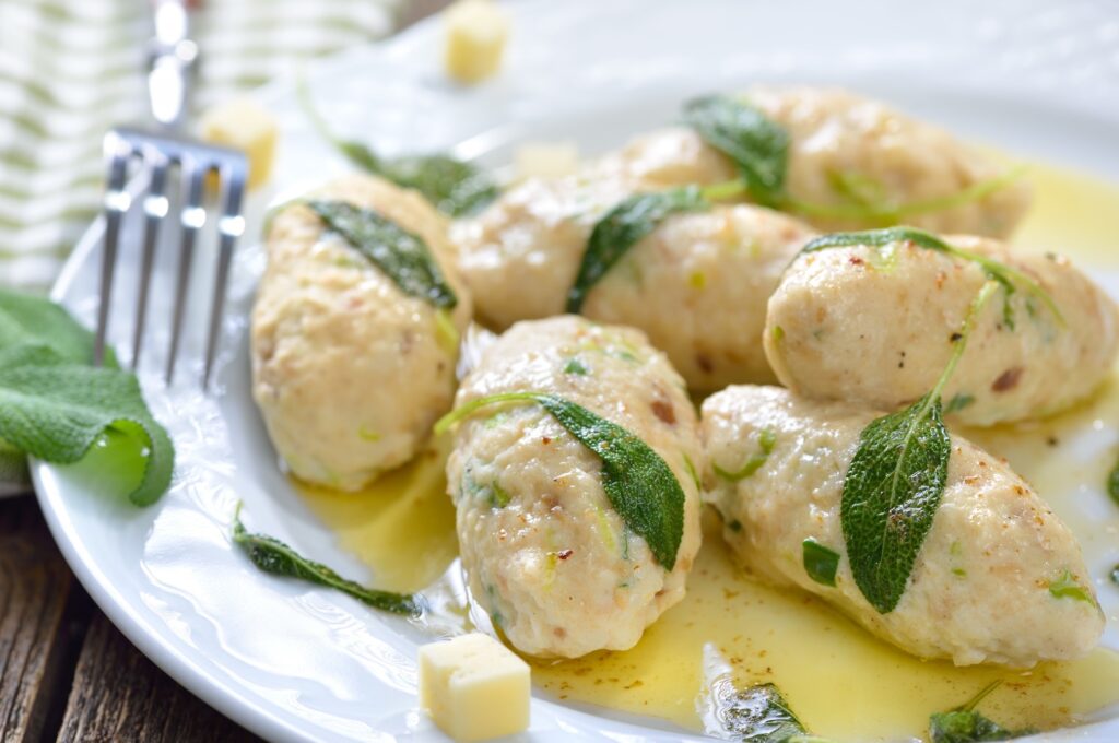 Käseknödel mit Salbeibutter